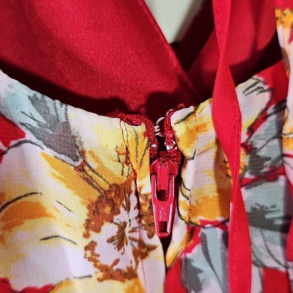 Romper Bundle Of 2 Florals Pink And Red Is Sheer But Fully Lined Size LARGE - Picture 7 of 13